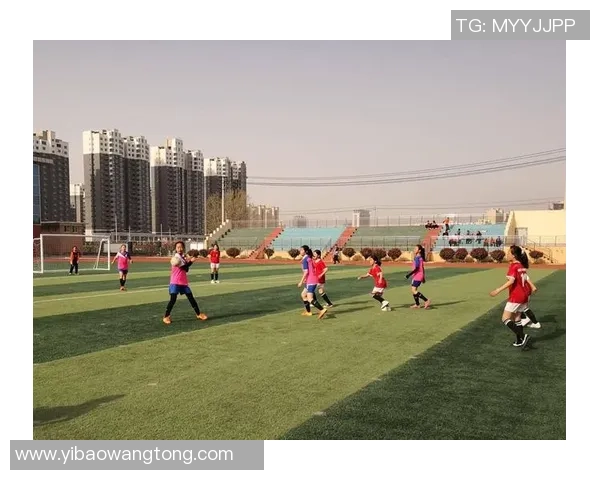 他正在踢足球的乐趣与技巧探讨及其对青少年成长的积极影响 他正在踢足球的乐趣与技巧探讨及其对青少年成长的积极影响